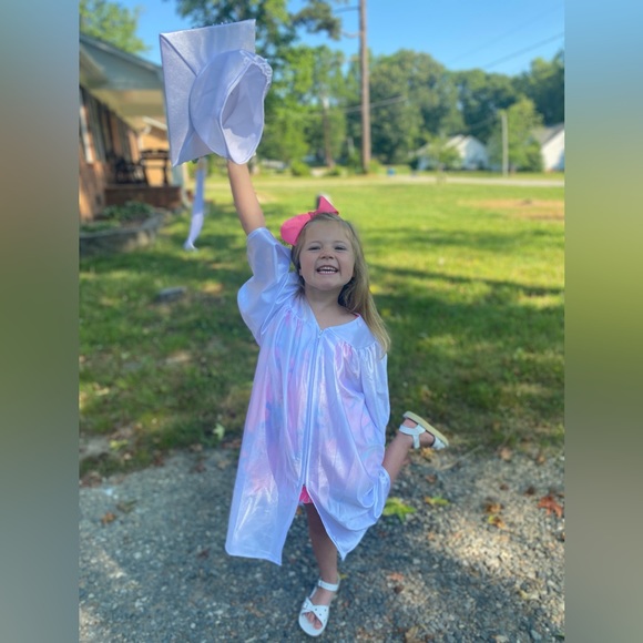 GraduationPro Cap and Gown for Pre-K/Kindergarten white with iridescent finish - Picture 9 of 9